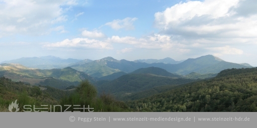 Frankreich - Blick über die Berge (1)